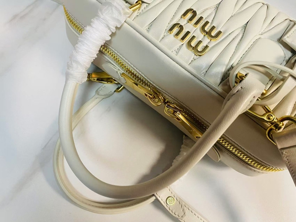 スーパーコピーブランドバッグ角部分ディテール